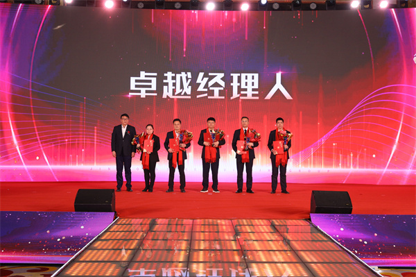 09集团联席总裁李栋先生为卓越经理人-翔鹰奖获得者颁奖.jpg