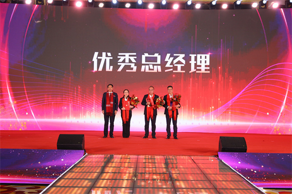 11&nbsp;集团执行董事长兼执行总裁孙关富先生为优秀总经理获得者颁奖.jpg
